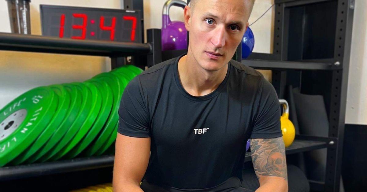 Ung mand i performance t-shirt